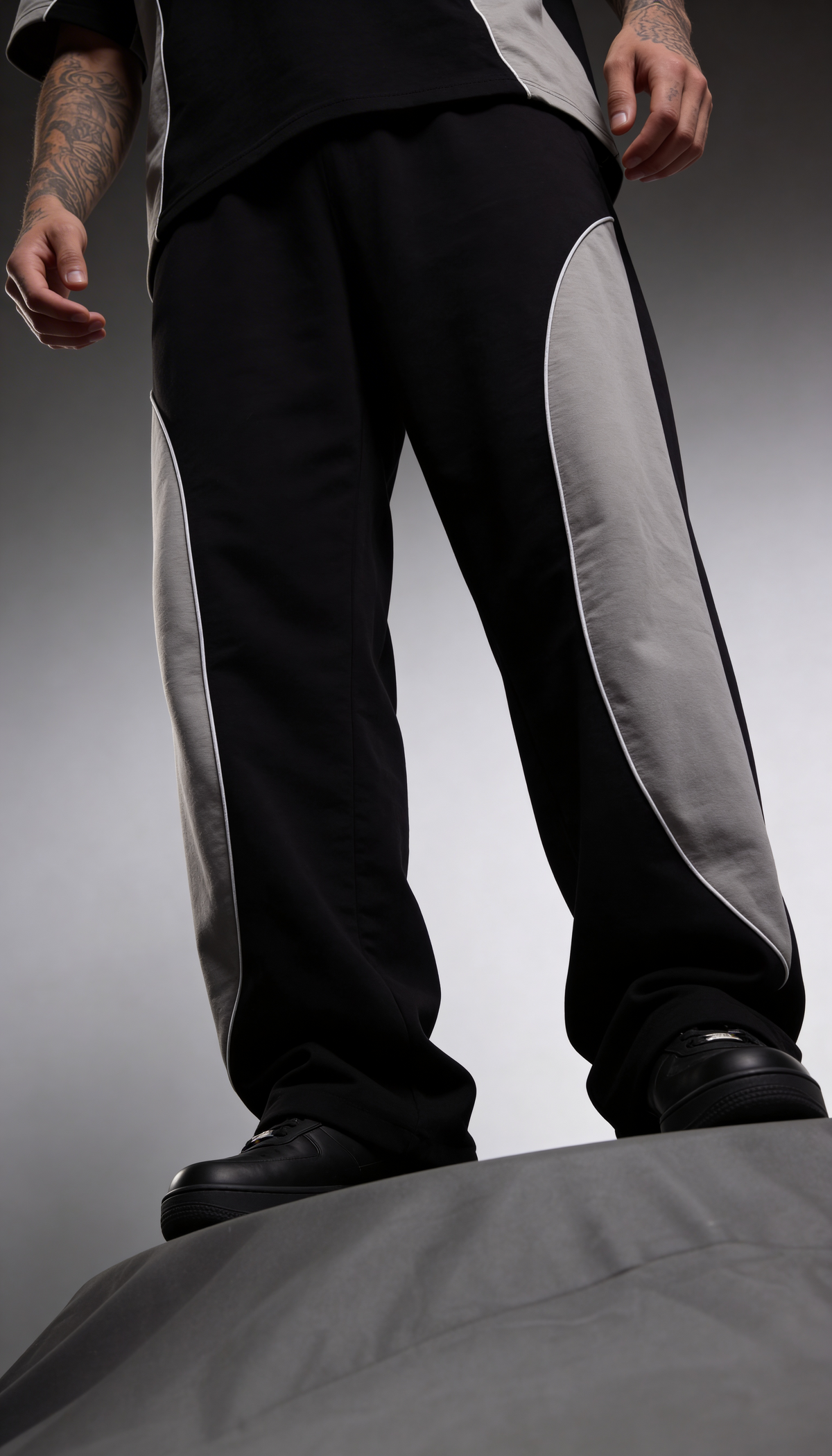 GREYSCALE BAGGY SWEATPANTS