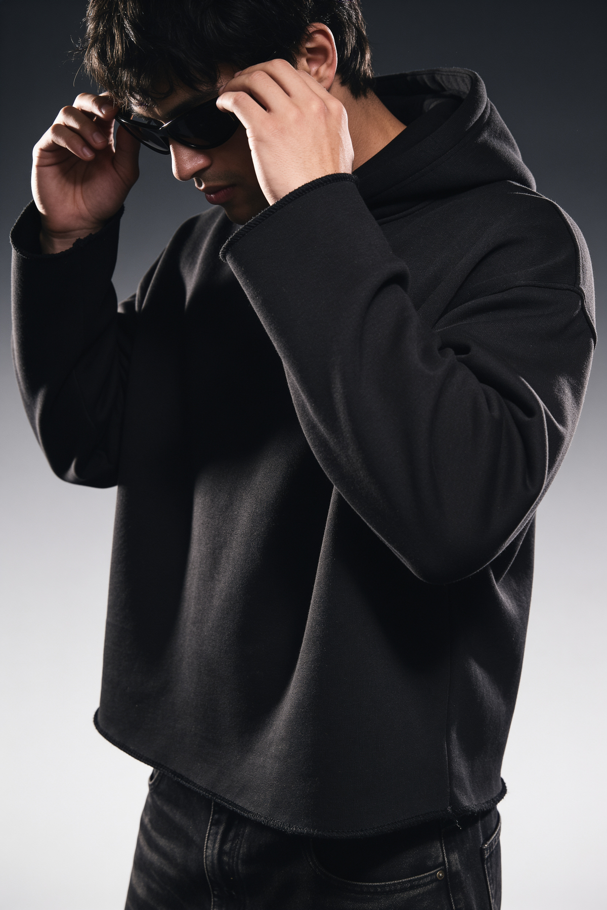 CORE BLACK CROPPED ESSENTIAL HOODIE